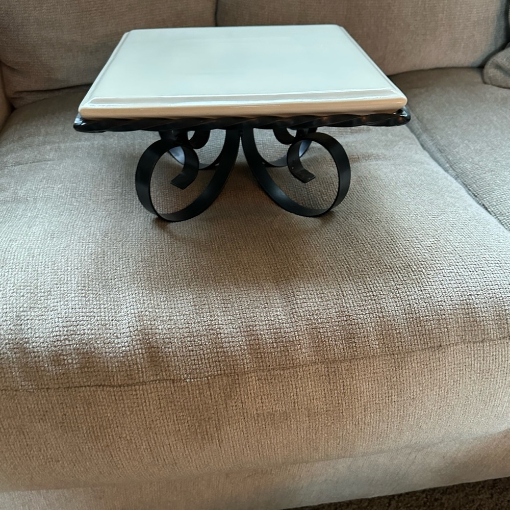 Southern living at Home Elegant Black and Cream Decorative Stand